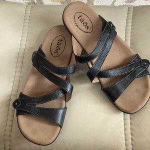 Taos black double U strappy slide. Almost new, worn a few times. Leather